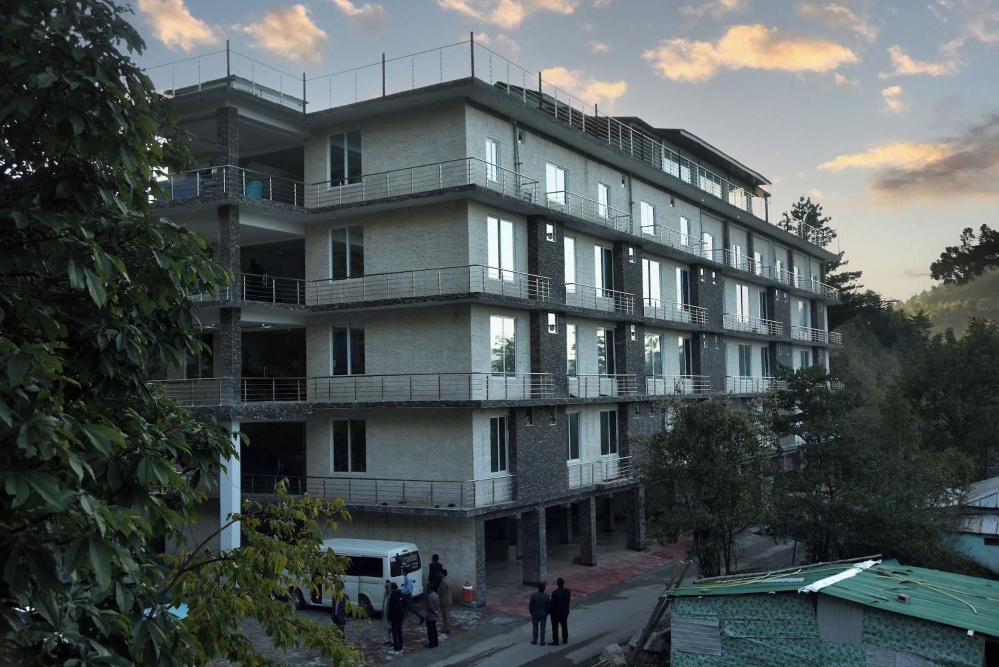 Nizalia Hotel By Legend Patriata Exterior foto
